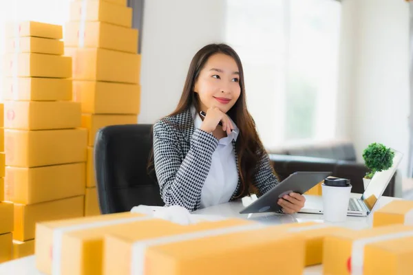 Portrait Belle Jeune Femme Affaires Asiatique Travailler Maison Avec Portable — Photo