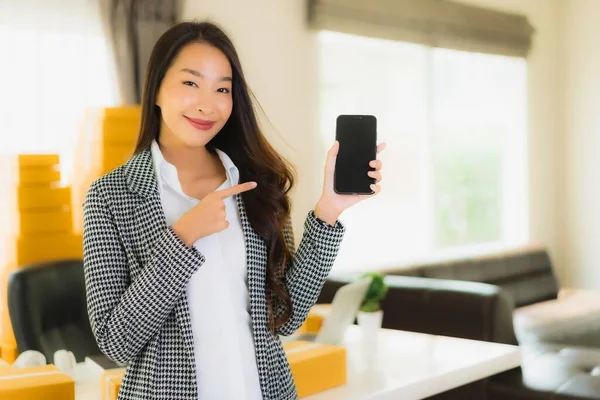 Güzel Asyalı Kadını Portresi Evden Bilgisayarlı Cep Telefonuyla Karton Kutuyla — Stok fotoğraf