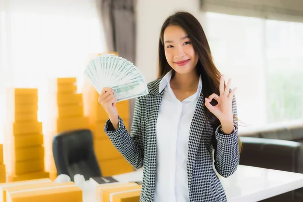 Portrait Beautiful Young Asian Woman Work Home Laptop Cash Cardboard — Stock Photo, Image