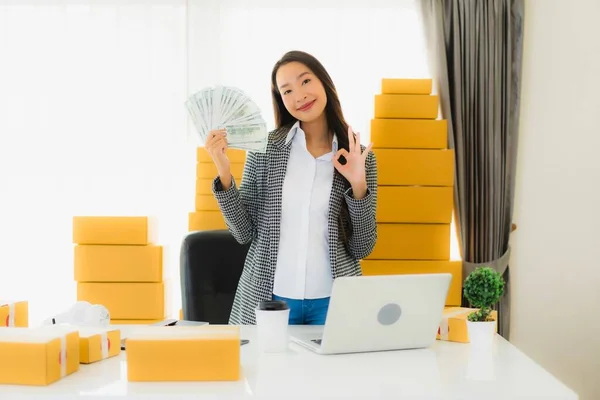 Portret Mooie Jonge Aziatische Vrouw Werk Vanuit Huis Met Laptop — Stockfoto