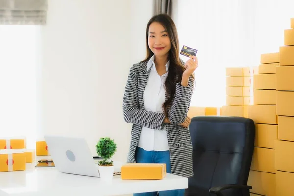 Portret Mooie Jonge Aziatische Vrouw Werk Vanuit Huis Met Creditcard — Stockfoto