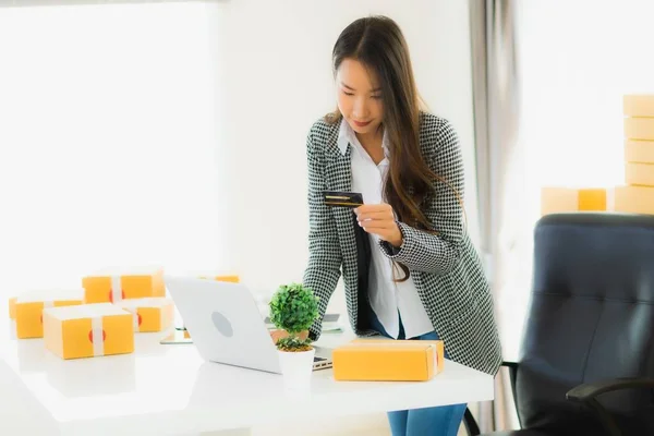 Portret Mooie Jonge Aziatische Vrouw Werk Vanuit Huis Met Creditcard — Stockfoto