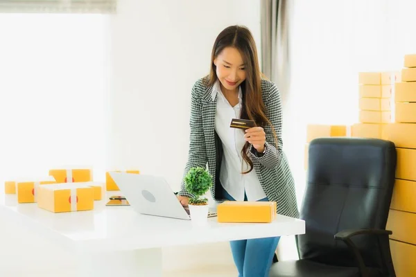 Portret Mooie Jonge Aziatische Vrouw Werk Vanuit Huis Met Creditcard — Stockfoto