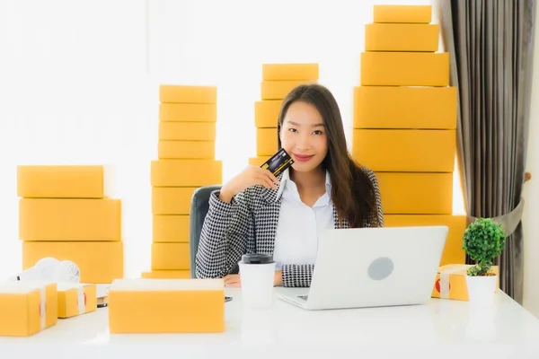 Retrato Hermosa Mujer Asiática Joven Trabajo Desde Casa Con Tarjeta — Foto de Stock