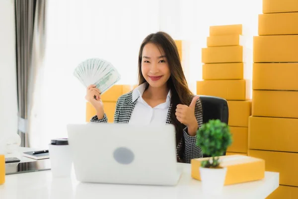 Porträt Schöne Junge Asiatische Frau Arbeiten Von Hause Aus Mit — Stockfoto