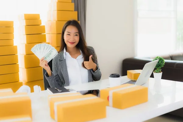 Ritratto Bella Giovane Donna Asiatica Lavoro Casa Con Computer Portatile — Foto Stock