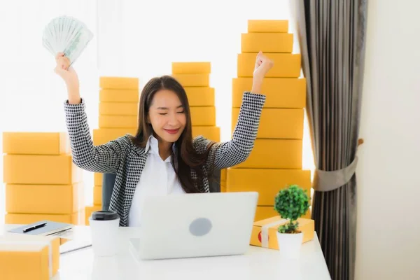 Portret Mooie Jonge Aziatische Vrouw Werk Vanuit Huis Met Laptop — Stockfoto