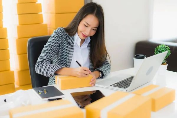 Retrato Hermosa Joven Mujer Negocios Asiática Trabajo Desde Casa Con —  Fotos de Stock