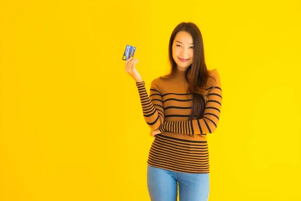 Porträtt Vackra Unga Asiatiska Kvinna Använder Smart Mobiltelefon Eller Mobiltelefon — Stockfoto