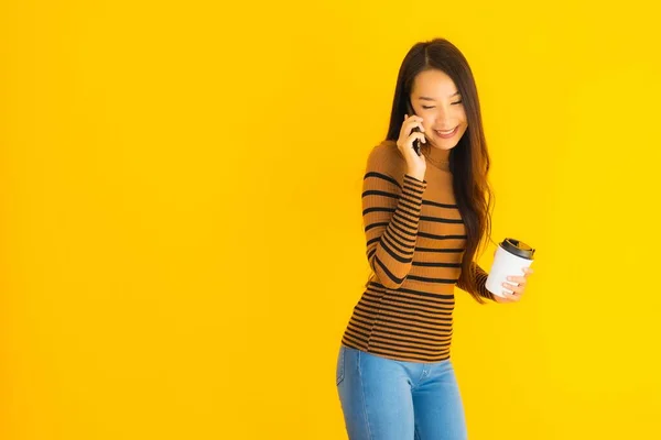 Красивая Молодая Азиатская Женщина Использовать Смартфон Сотовый Телефон Чашкой Кофе — стоковое фото