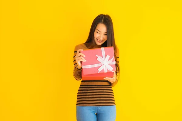 Portret Mooie Jonge Aziatische Vrouw Gelukkig Glimlach Met Rode Geschenkdoos — Stockfoto