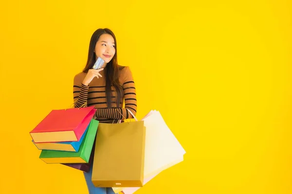 Portret Mooie Jonge Aziatische Vrouw Gebruik Credit Card Voor Winkelen — Stockfoto