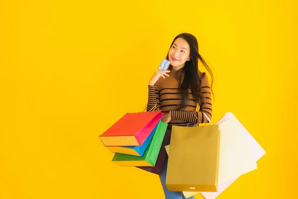 Portret Mooie Jonge Aziatische Vrouw Gebruik Credit Card Voor Winkelen — Stockfoto