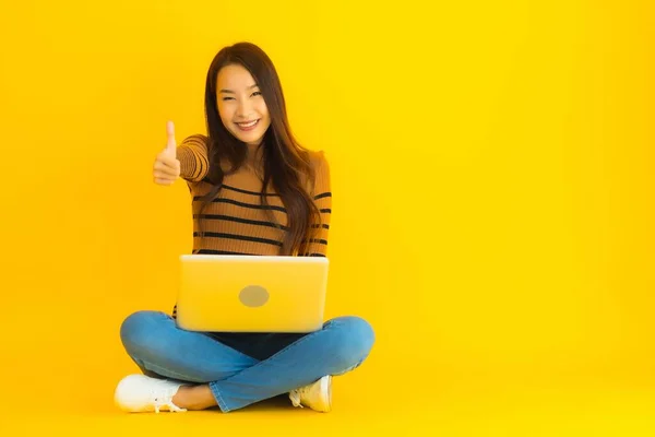 Ritratto Bella Giovane Donna Asiatica Sedersi Sul Pavimento Uso Laptop — Foto Stock