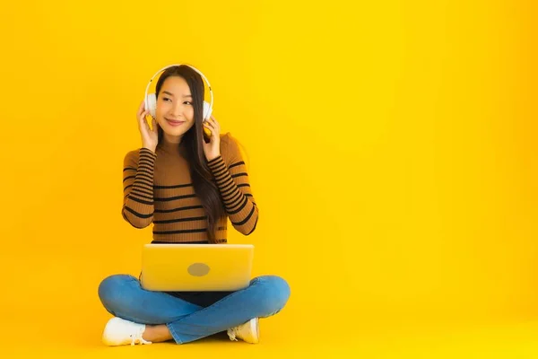 Krásný Portrét Mladá Asijská Žena Sedět Podlaze Notebookem Sluchátkem Žlutém — Stock fotografie