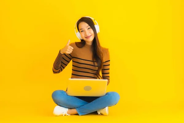 Krásný Portrét Mladá Asijská Žena Sedět Podlaze Notebookem Sluchátkem Žlutém — Stock fotografie