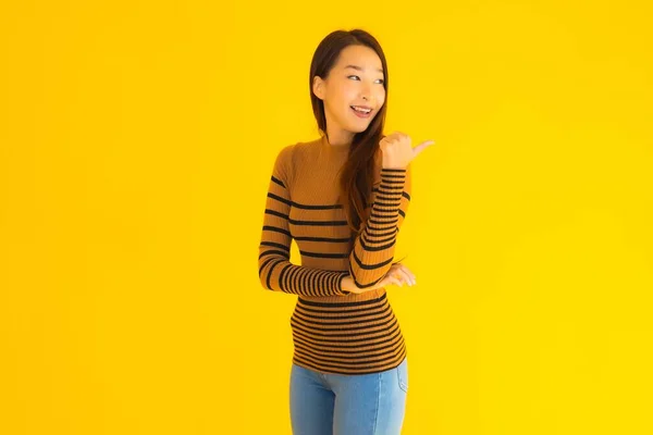 Portret Mooie Jonge Aziatische Volwassen Vrouw Glimlach Met Veel Actie — Stockfoto