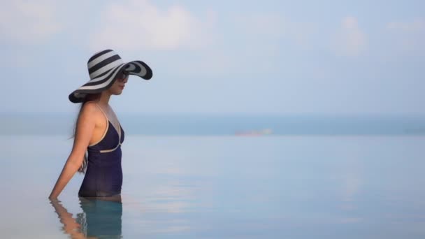 Filmaufnahmen Von Schönen Jungen Asiatischen Frau Entspannen Rund Den Swimmingpool — Stockvideo