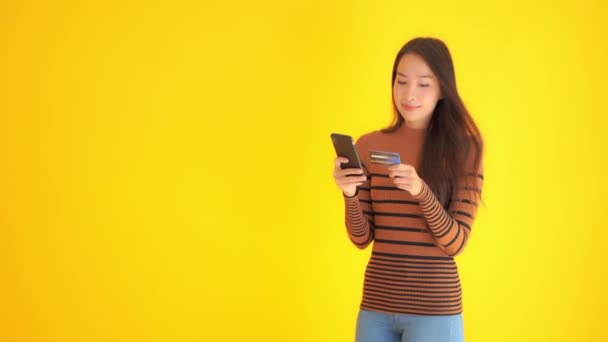 Metraje Hermosa Mujer Asiática Haciendo Shopping Con Teléfono Inteligente Tarjeta — Vídeos de Stock