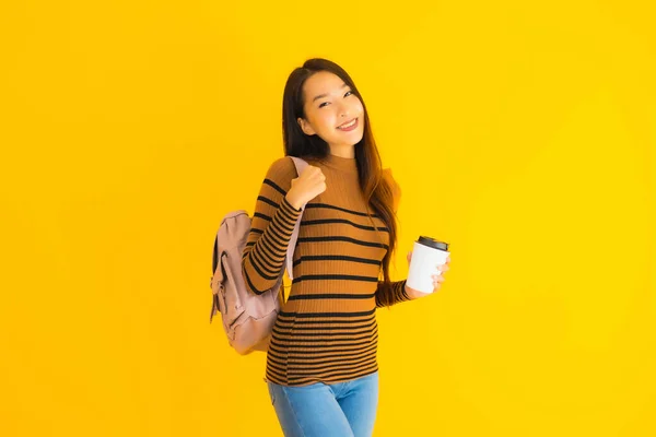 Retrato Hermosa Joven Asiática Mujer Con Mochila Taza Café Mano — Foto de Stock