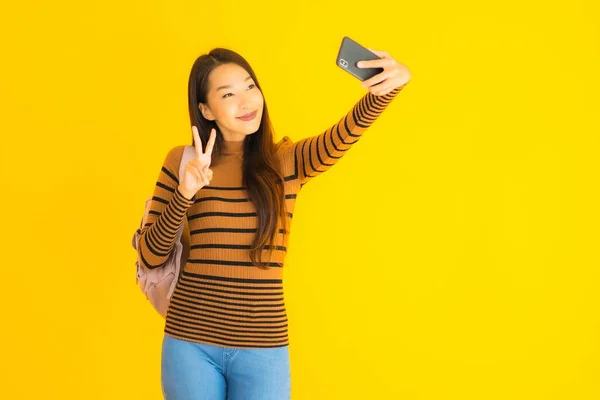 Porträtt Vackra Unga Asiatiska Kvinna Med Bagpack Använda Smart Mobiltelefon — Stockfoto