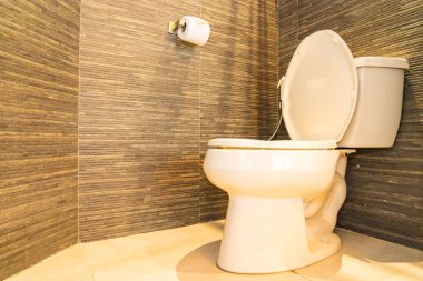 Lüks, beyaz klozet kapağı, banyo dekorasyonu.