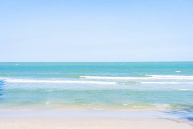 Yolculuk için mavi gökyüzü ve beyaz bulutlu güzel tropikal deniz okyanusu