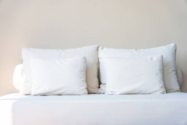 Oturma odasının iç dekorasyonunda rahat bir yastık.