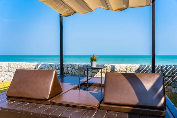 Kussen Slaapbank Met Lounge Rond Strand Oceaan Zee Blauwe Hemel — Stockfoto