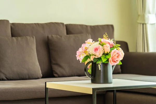 Vas Blomma Bord Med Kudde Och Soffa Dekoration Interiör Vardagsrummet — Stockfoto