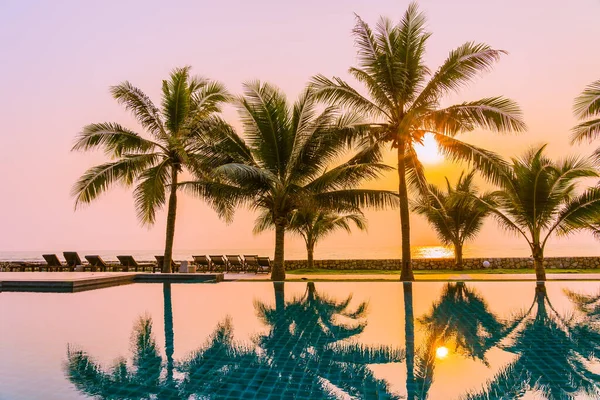 Bella Natura Con Palma Intorno Alla Piscina All Aperto Hotel — Foto Stock