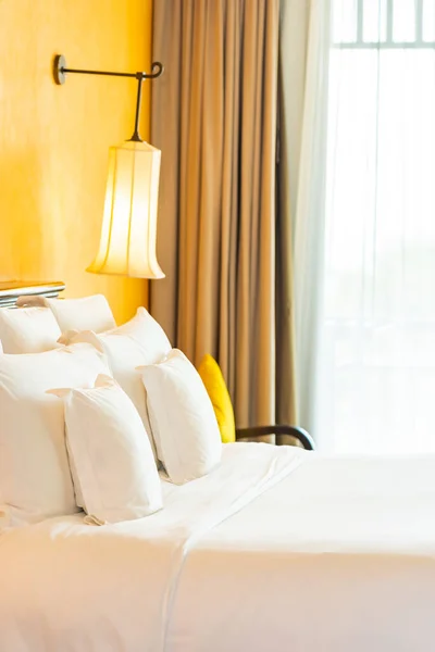 Yatak Odasının Dekorasyonunda Beyaz Rahat Yastık — Stok fotoğraf