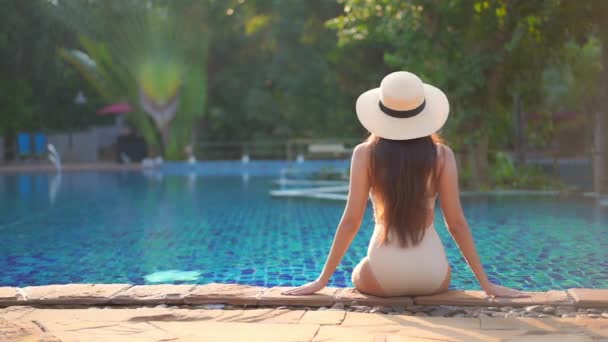 Imagens Bela Jovem Asiática Mulher Relaxante Torno Piscina Hotel Resort — Vídeo de Stock