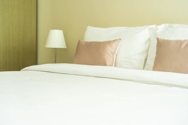 Yatak odasının iç dekorasyonunda beyaz rahat yastık.