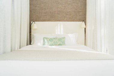 Yatak odasının iç dekorasyonunda beyaz rahat yastık.