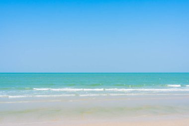 Plaj denizinin güzel tropikal doğası Mavi gökyüzü seyahat tatili için