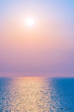 Güzel gün batımı ya da deniz kıyısı etrafında gün doğumu. Boş zamanlarında gökyüzünde bulut var.