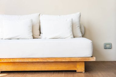 Oturma odasının iç dekorasyonunda rahat bir yastık.