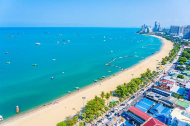 Beyaz bulut mavi gökyüzü ve Tayland 'ın Pattaya şehrindeki mimari yapı çevresindeki güzel tropikal sahil okyanus körfezi.