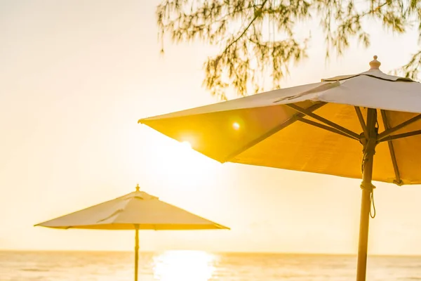 Sonnenschirm Und Liegestuhl Strand Meer Ozean Bei Sonnenuntergang Oder Sonnenaufgang — Stockfoto