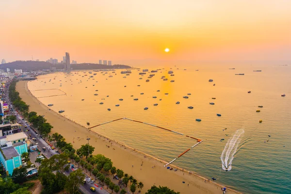 Pattaya şehri Tayland 'ın etrafında mimari yapıları ve gemileri olan güzel tropikal sahil okyanus körfezi.
