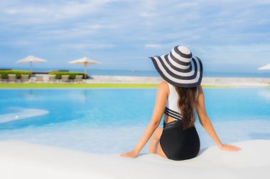 Güzel Asyalı genç kadınların portresi. Mutlu bir gülümseme. Yüzme havuzunda rahatla.