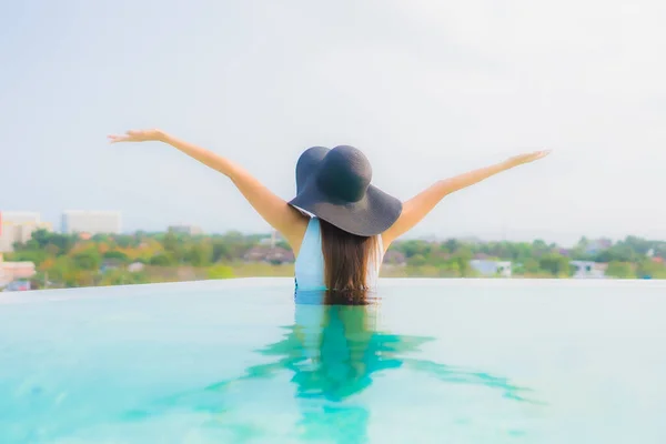 Portrait Belle Jeune Femme Asiatique Sourire Heureux Détendre Autour Piscine — Photo