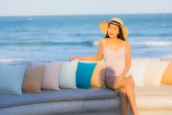 ポートレート美しい若いアジアの女性は海のビーチとレジャー旅行休暇のための青空の周りに幸せな笑顔 — ストック写真