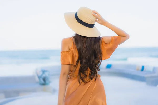 Retrato Hermosa Joven Asiática Mujer Feliz Sonrisa Alrededor Mar Océano — Foto de Stock