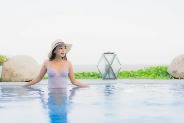 아름다운 아시아 여성의 리조트 수영장에서 휴식을 취하는 — 스톡 사진