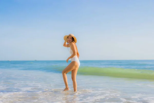 Retrato Hermosa Joven Asiática Mujer Feliz Sonrisa Alrededor Mar Océano —  Fotos de Stock