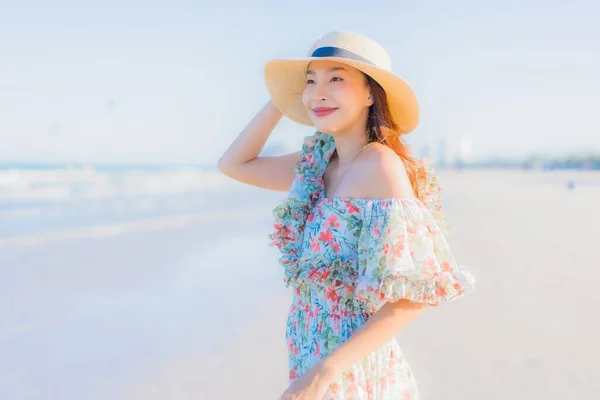 Ritratto Bella Giovane Donna Asiatica Sorriso Felice Rilassarsi Intorno Spiaggia — Foto Stock