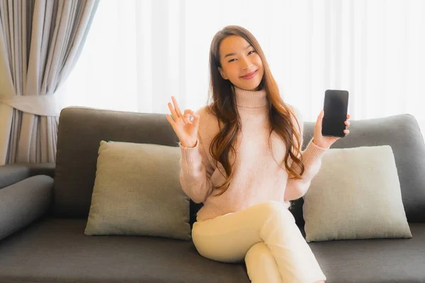 Porträt Schöne Junge Asiatische Frau Mit Smart Handy Auf Dem — Stockfoto