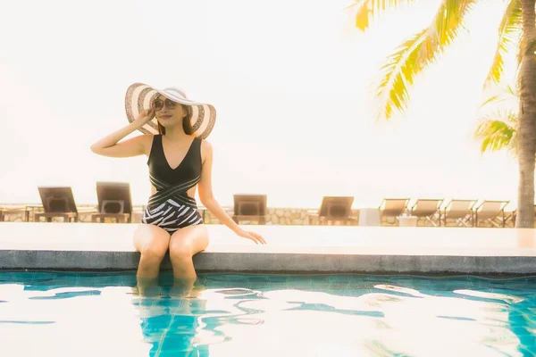 Retrato Bela Jovem Mulher Asiática Relaxar Redor Piscina Livre Hotel — Fotografia de Stock